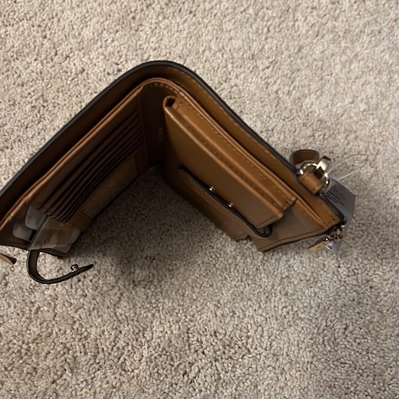 New Michael Kors wristlet - Picture 5 of 6